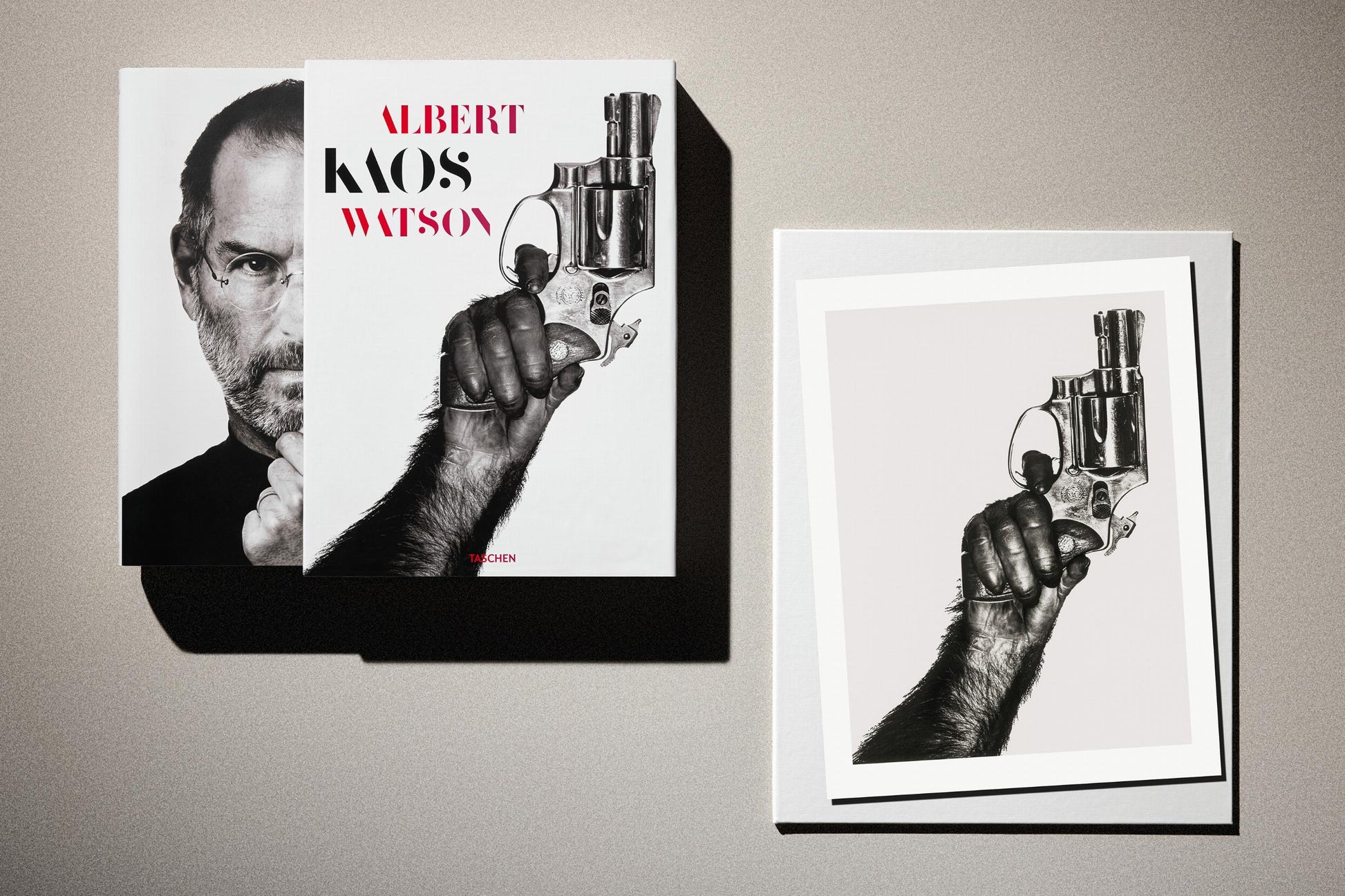Albert Watson. Kaos. 2.ª edición. Edición de Arte n.º 51–100, 'Mono con pistola, Nueva York', 1992