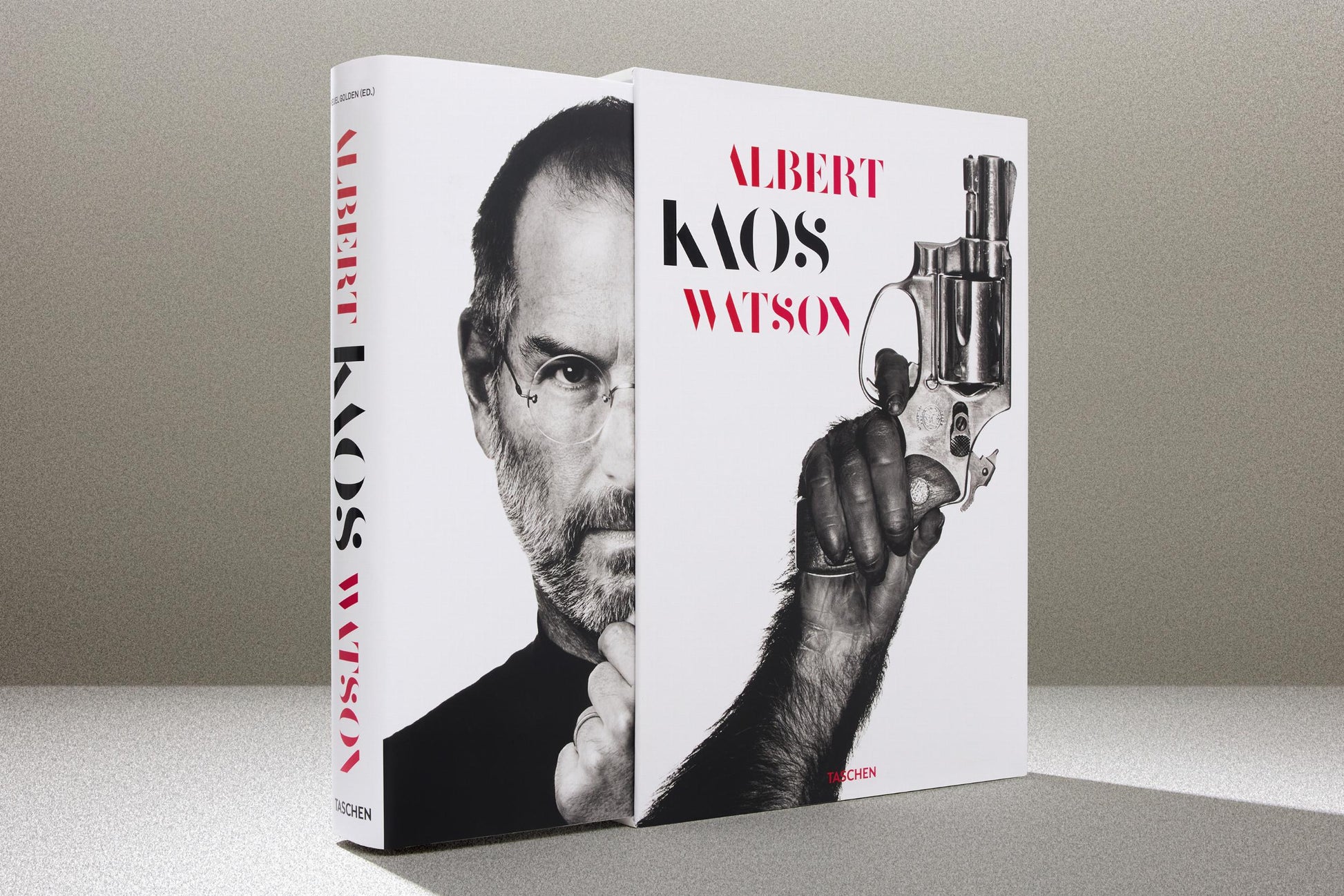 Albert Watson. Kaos. 2.ª edición. Edición de Arte n.º 51–100, 'Mono con pistola, Nueva York', 1992