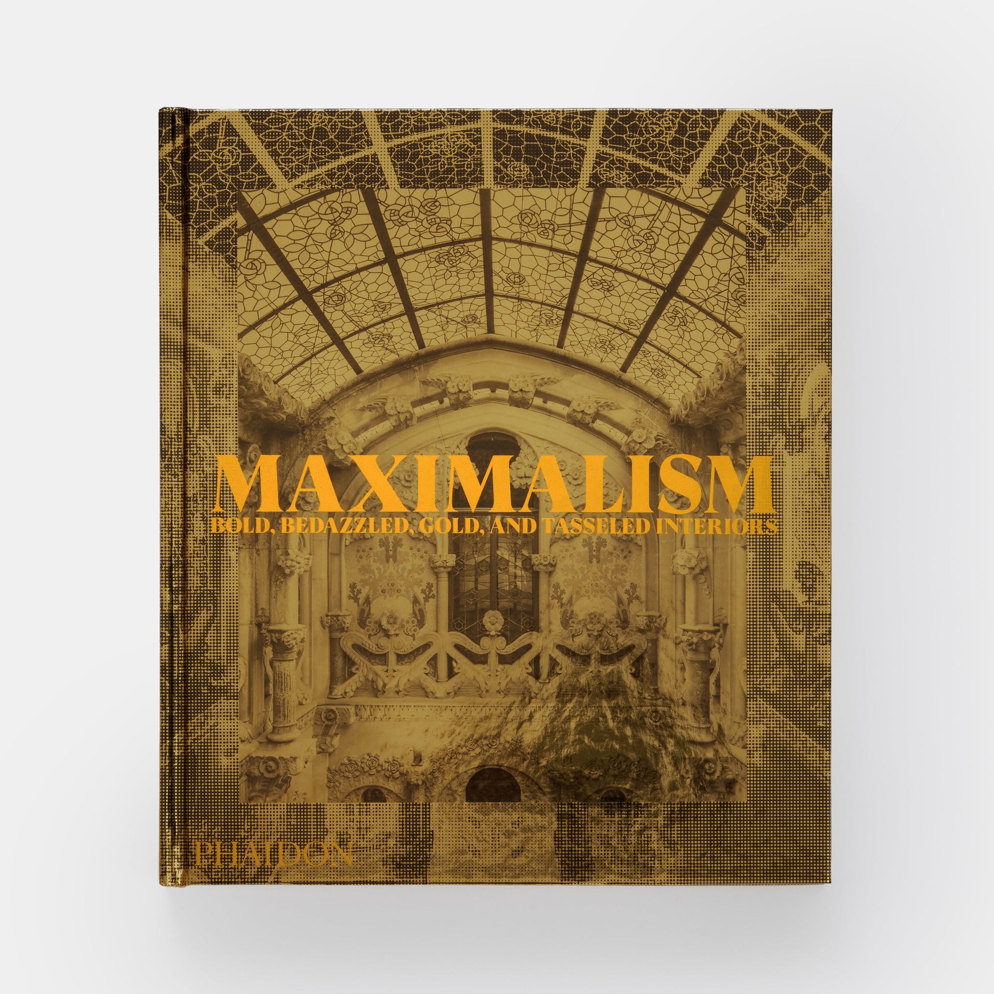 Maximalismo: interiores atrevidos, deslumbrantes, dorados y con borlas