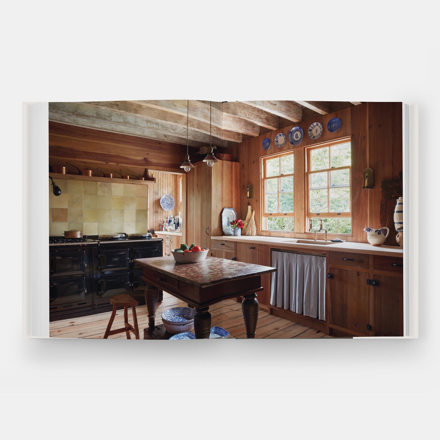 AT HOME IN NATURE: AMERICAN COUNTRY INTERIORS