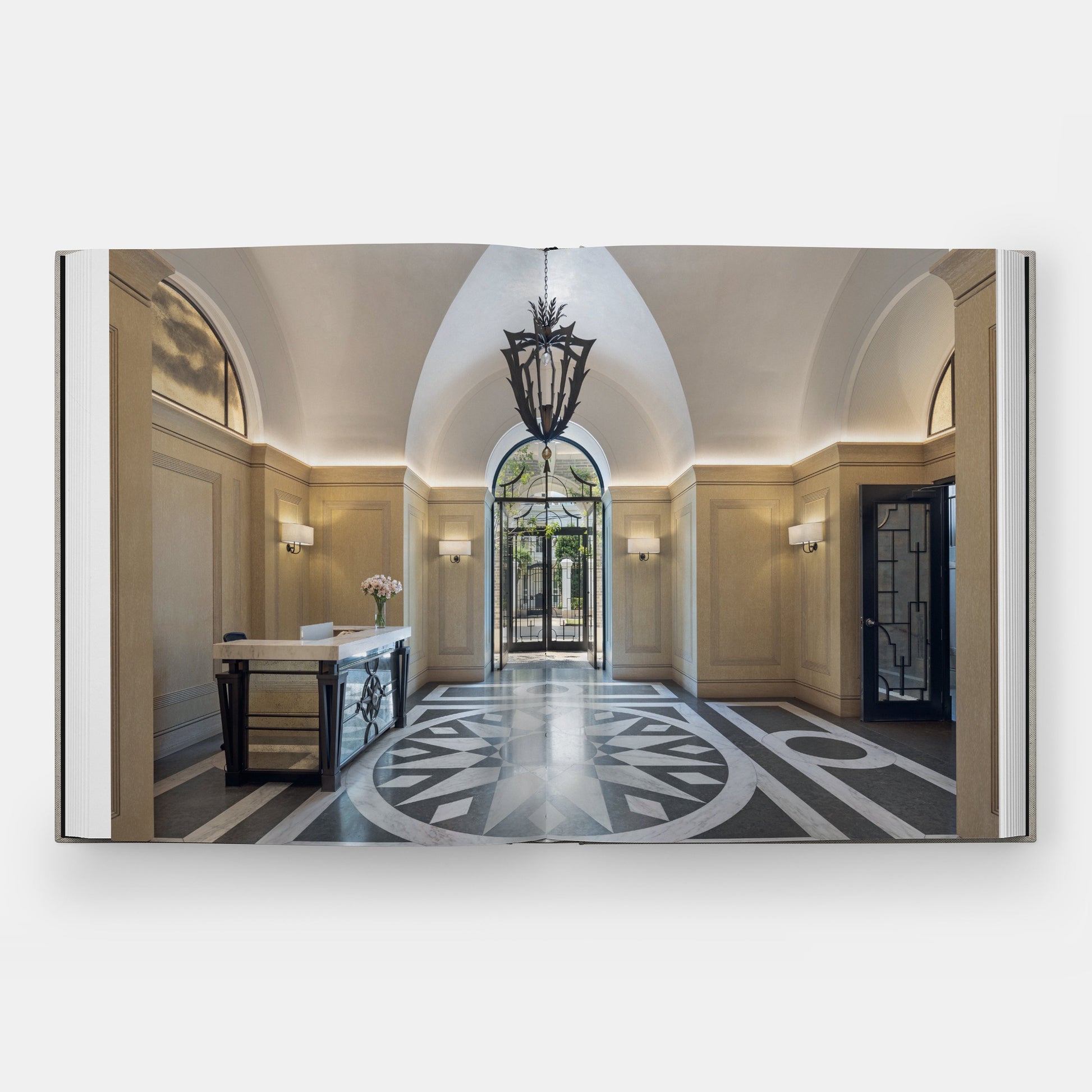 URBAN ELEGANCE: CLASSIC CONTEMPORARY LIVING