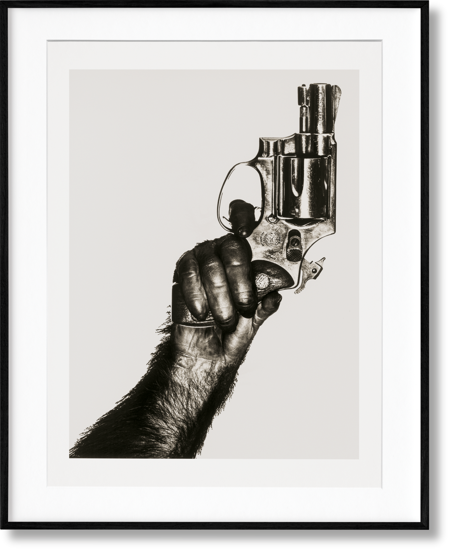 Albert Watson. Kaos. 2.ª edición. Edición de Arte n.º 51–100, 'Mono con pistola, Nueva York', 1992