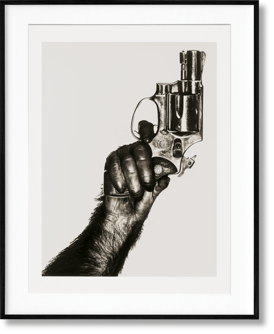 Albert Watson. Kaos. 2.ª edición. Edición de Arte n.º 51–100, 'Mono con pistola, Nueva York', 1992
