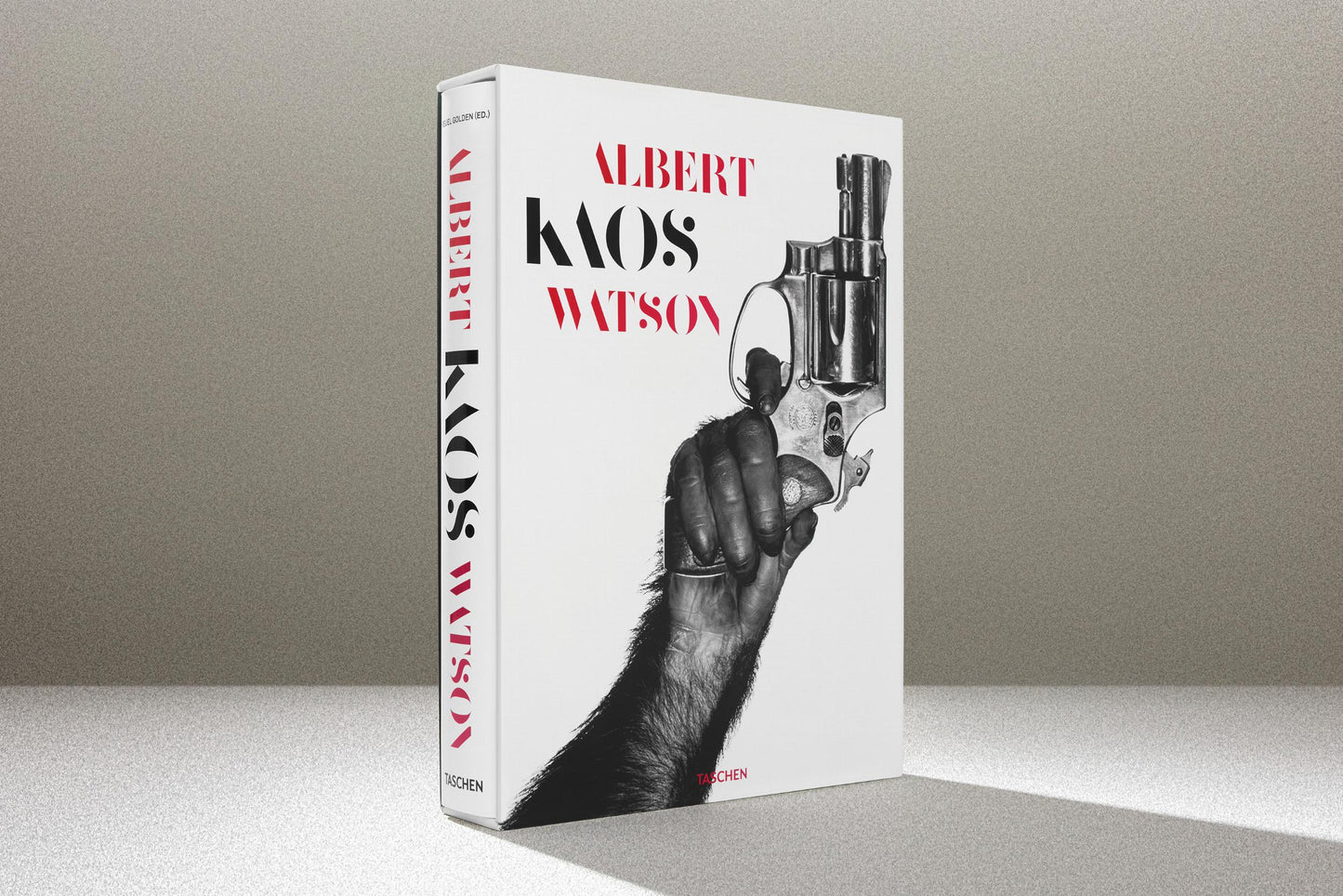 Albert Watson. Kaos. 2.ª edición. Edición de Arte n.º 51–100, 'Mono con pistola, Nueva York', 1992