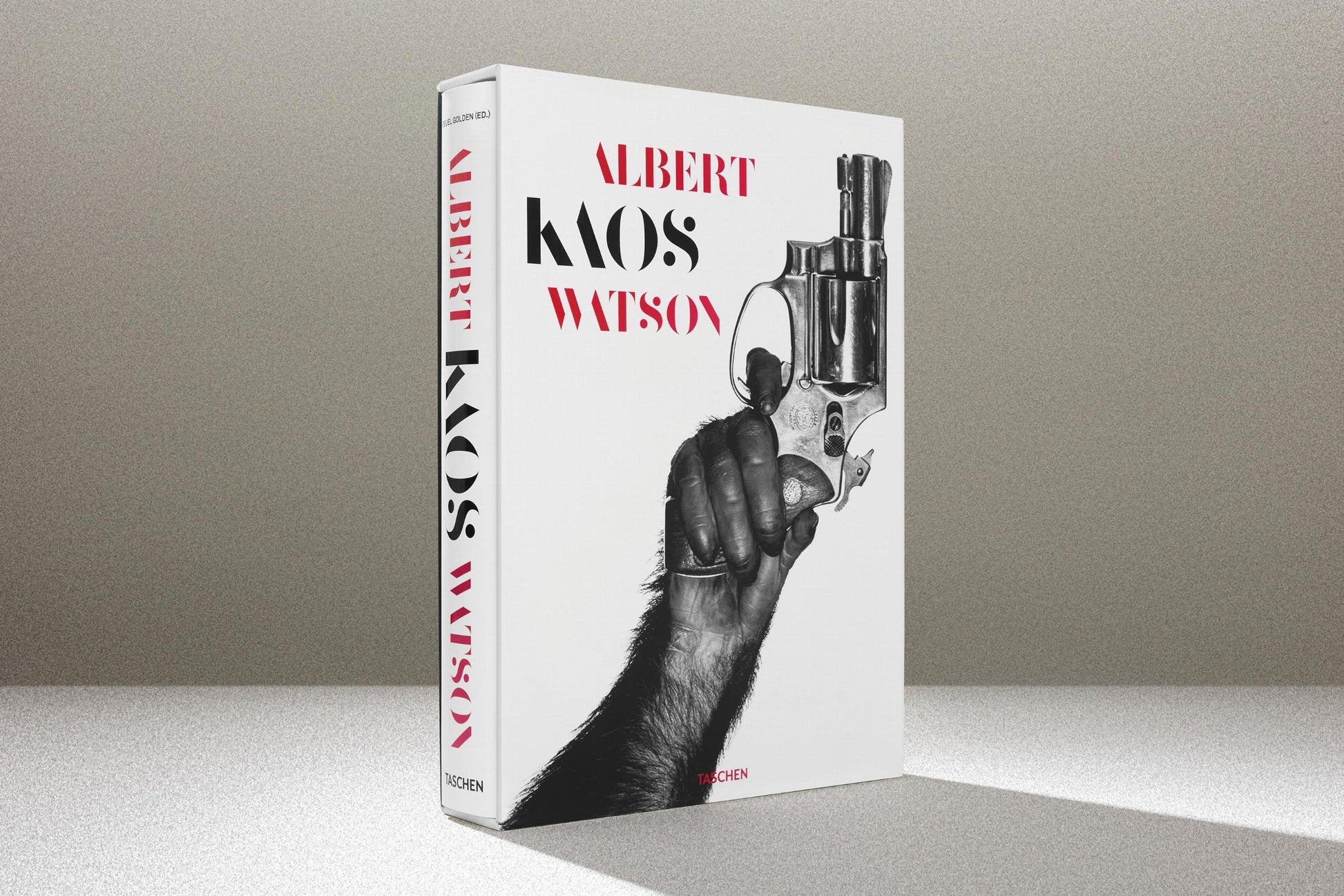 Albert Watson. Kaos. 2.ª edición. Edición de Arte n.º 51–100, 'Mono con pistola, Nueva York', 1992