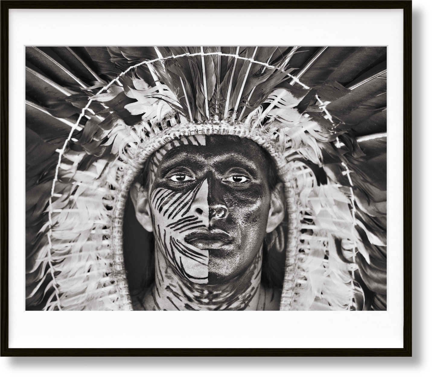 Sebastião Salgado. Amazônia, Edición de arte n.º 1-100 «Adão Yawanawá con un tocado de plumas de águila»