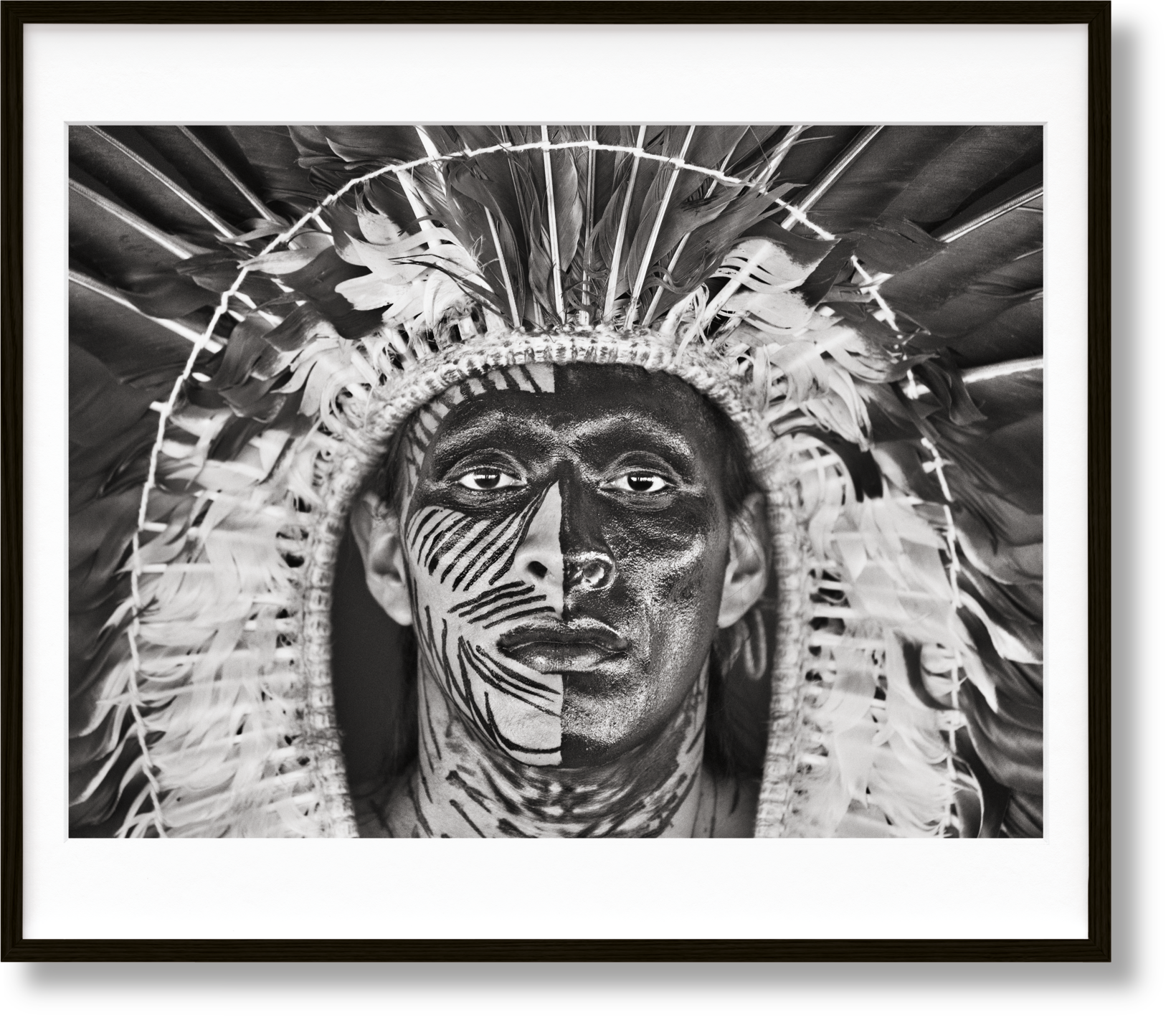 Sebastião Salgado. Amazônia, Edición de arte n.º 1-100 «Adão Yawanawá con un tocado de plumas de águila»