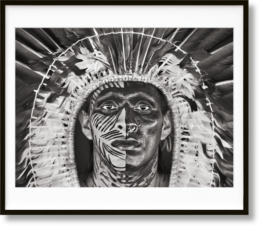 Sebastião Salgado. Amazônia, Edición de arte n.º 1-100 «Adão Yawanawá con un tocado de plumas de águila»