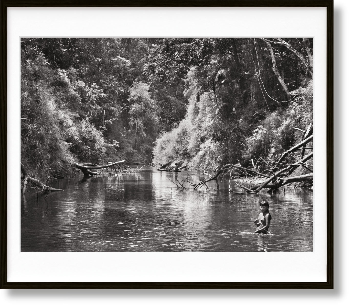 Sebastião Salgado. Amazônia, Edición de arte n.º 101–200 «Joven hatiri suruwahá se baña en un remanso del arroyo Pretão»