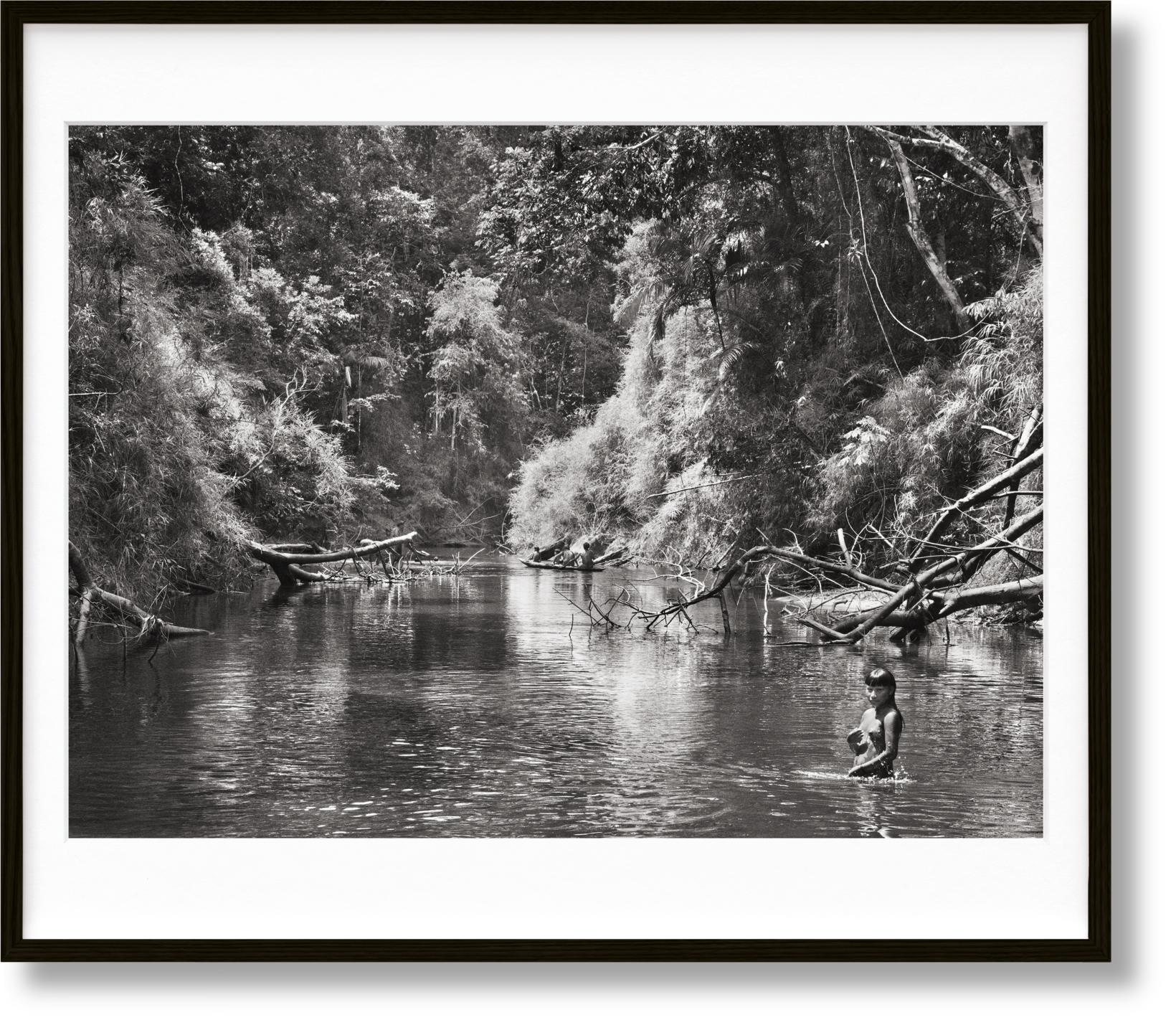 Sebastião Salgado. Amazônia, Edición de arte n.º 101–200 «Joven hatiri suruwahá se baña en un remanso del arroyo Pretão»