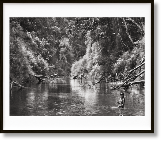 Sebastião Salgado. Amazônia, Edición de arte n.º 101–200 «Joven hatiri suruwahá se baña en un remanso del arroyo Pretão»