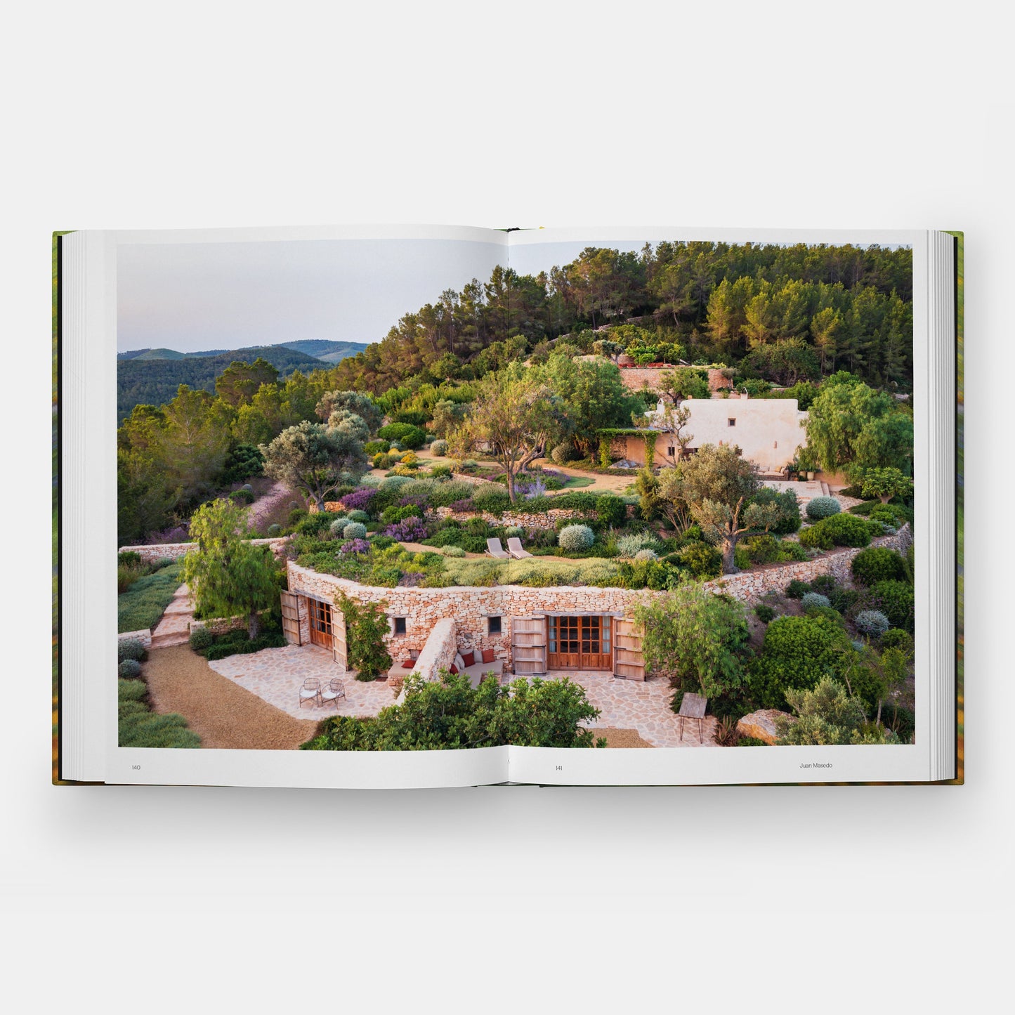 INTO THE GARDEN: PRIVATE SANCTUARIES AROUND THE WORLD